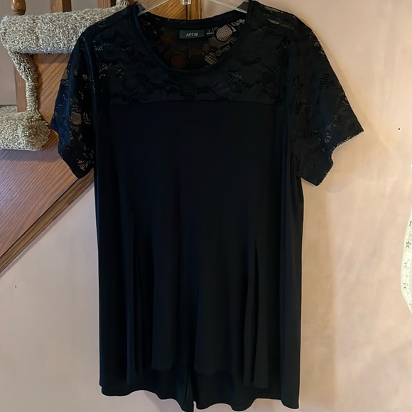 Apt 9 short sleeve top with pretty lace detail. - Picture 1 of 6